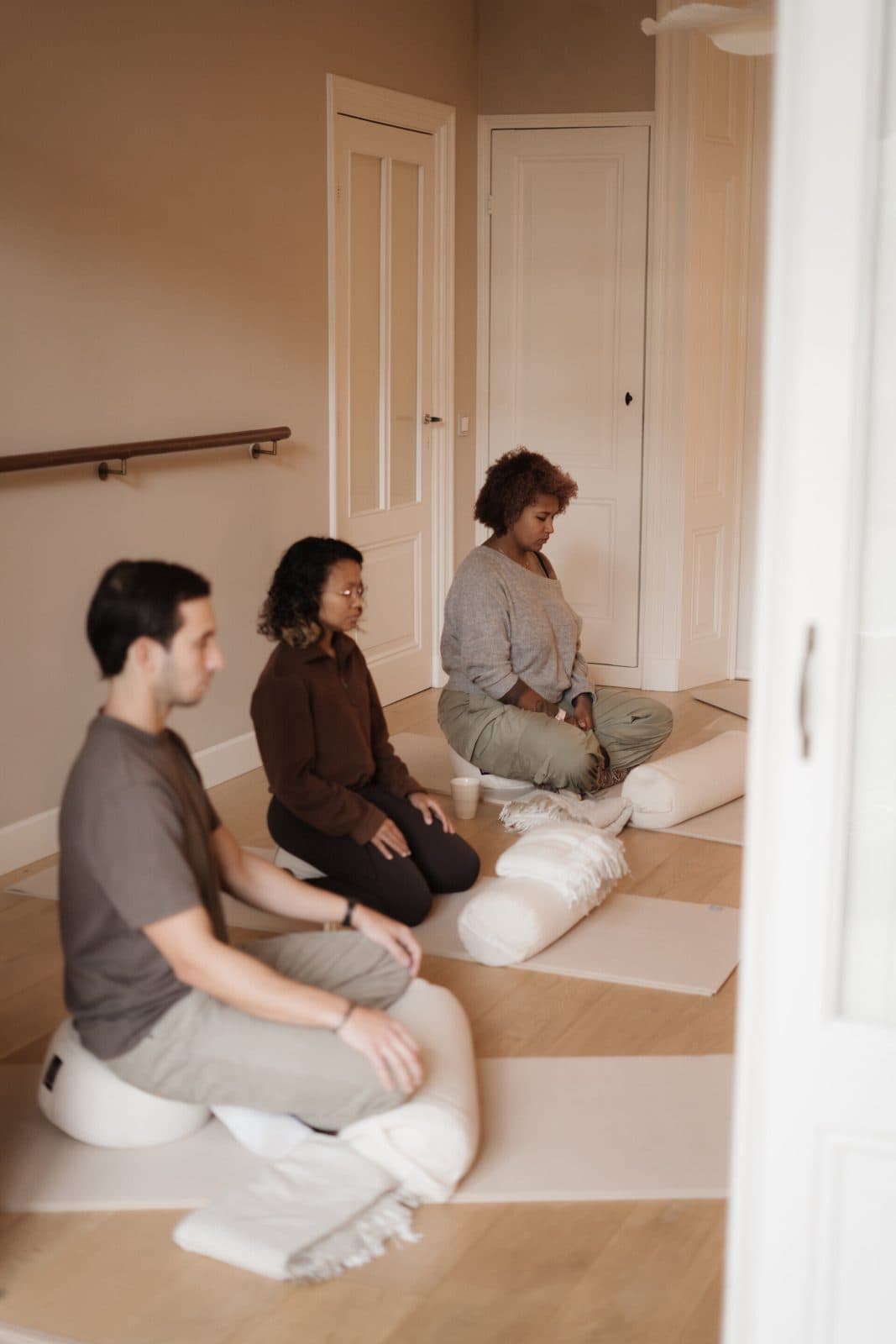 Deelnemers zitten in meditatie tijdens een ademcirkel