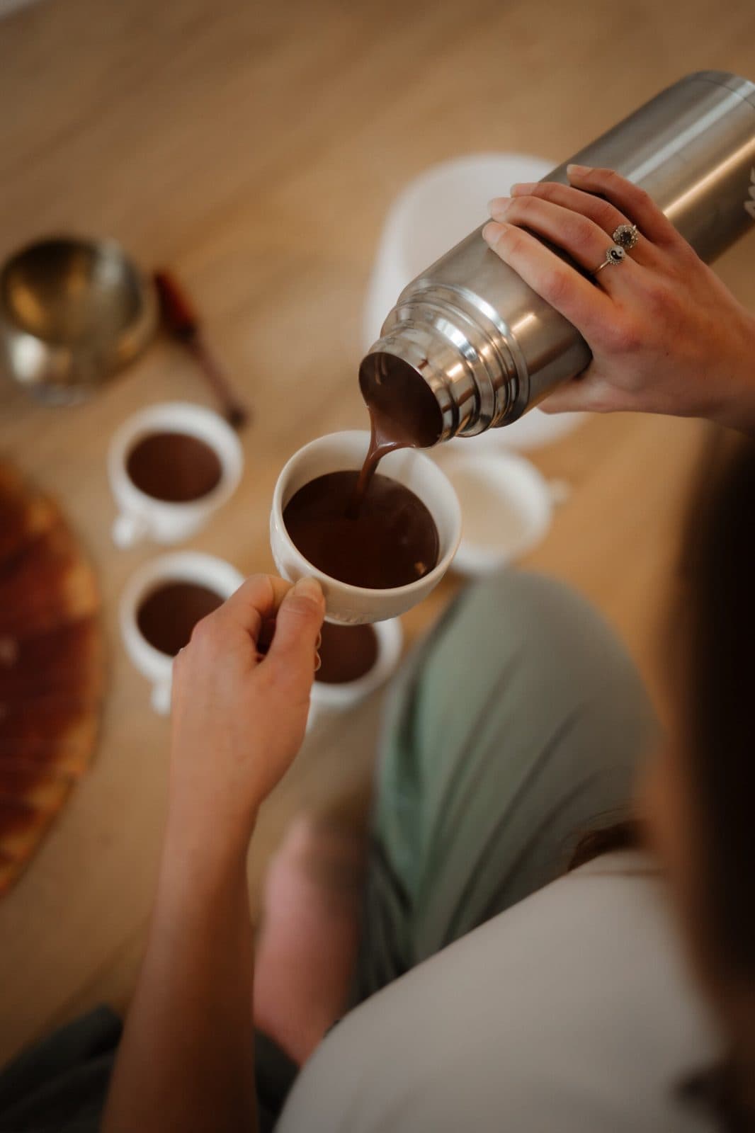 Ceremoniële cacao wordt in kopjes geschonken